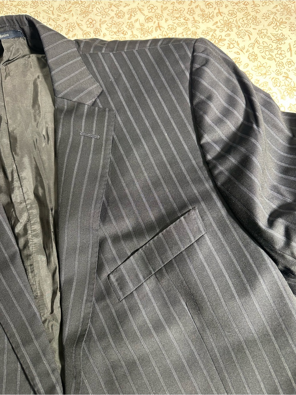 Z Zegna Men's wool Black/Gray Pinstripe Blazer - 44R in Excellent Conditions
